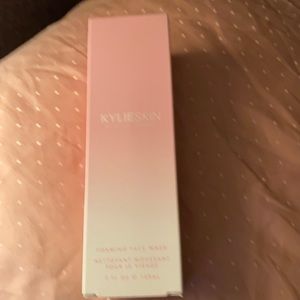 KYLIESkin  foaming face wash